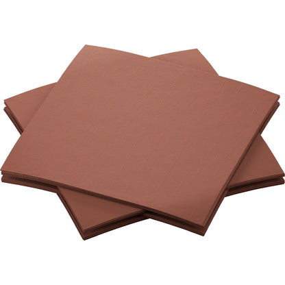 Neljä Bio-Dunisoft-lautasliinaa 20 x 20 cm Duni GmbH:n ruskeasta paperista on asetettu hieman päällekkäin valkoiselle taustalle. Kestävät lautasliinat ovat sileäpintaisia ja ympäristöystävällisiä.