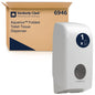 Laatikko, jossa on merkintä "Kimberly-Clark GmbH Aquarius™ WC-paperiannostelija - Valkoinen - 1 annostelija", seisoo hoikan, seinään kiinnitetyn valkoisen annostelijan vieressä, joka tarjoaa hygieenistä säilytystä ja jossa on pyöreä ikkuna.