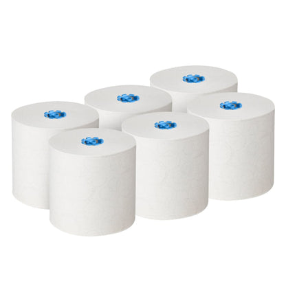 Kuusi valkoista Kleenex®-rullapyyhettä E-roll Large (1-kerroksinen, 6x250m) Kimberly-Clark GmbH:lta on asetettu kahteen riviin ja niissä on näkyvä sininen ydin - ihanteellinen hygieeniseen käsienkuivaukseen ja valmistettu kierrätyspaperista.