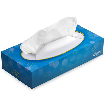 Suorakulmainen sininen laatikko, jossa on Kleenex®-kosmetiikkaliinoja - Standard / Valkoinen Kimberly-Clark GmbH:lta, yhdellä nenäliinalla, joka vedetään ulos yläosan soikeasta aukosta. Laatikossa on kuplakuvio ja Kleenex-logo - ihanteellinen kasvojen puhdistukseen tai meikin poistoon.