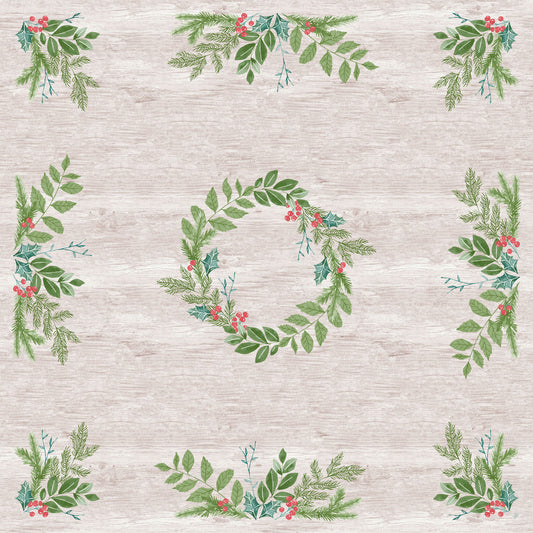 Ein heller Holzhintergrund mit grüner, belaubter Tischdekoration in jeder Ecke und einem kreisförmigen Kranz aus Grünzeug und roten Beeren erinnert an die festliche, wasserabweisende Dunisilk(Plus)-Mitteldecke 84x84 der Duni GmbH.