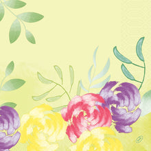 Kirkkaankeltaisella taustalla, jossa on vihreitä lehtiä ja kolme suurta keltaista, vaaleanpunaista ja lilaa kukkaa, "Servietten 40x40 cm 3-lagig Soft Tropics" Duni GmbH:ltä tarjoaa trooppisen ilmeen. Pakkaus sisältää 250 korkealaatuista lautasliinaa.