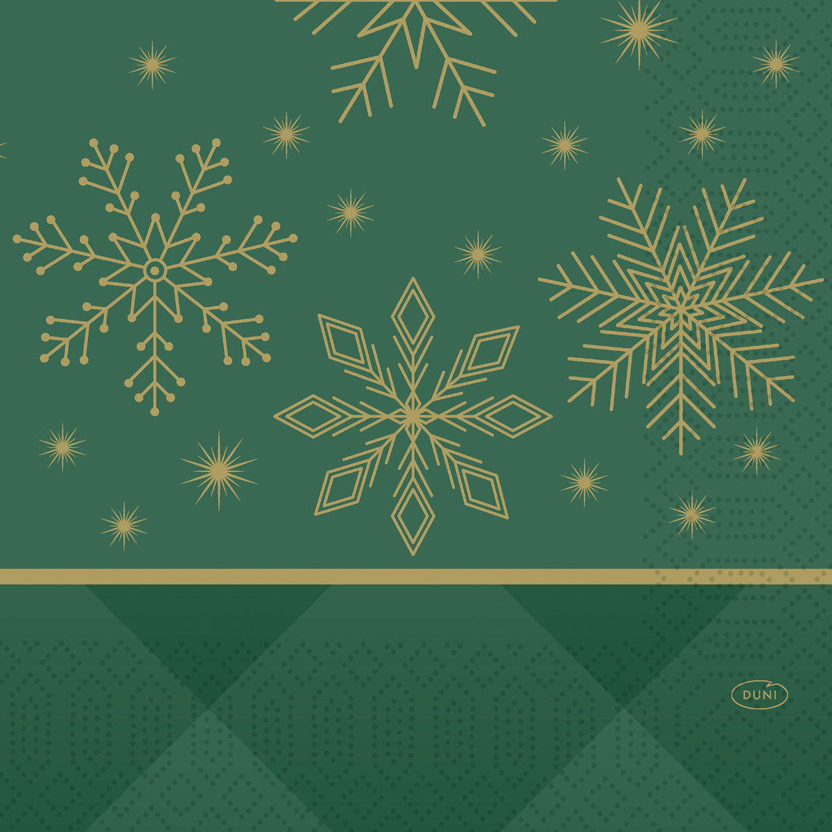 Die Duni GmbH Servietten 33x33 3lagig 1/4 Rhombus grün haben einen grünen Hintergrund mit goldenen Schneeflocken, Sternen, geometrischen Akzenten, einer horizontalen goldenen Linie und einem ovalen Duni-Logo - ideal für festlich gedeckte Tische. Packung: 250 Stück.
