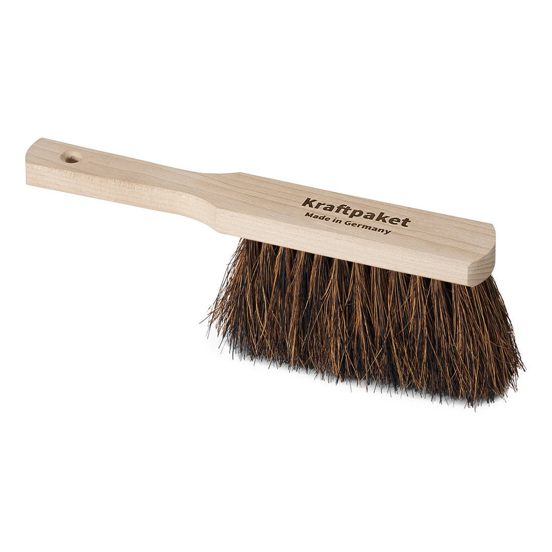 Nölle Profi Brush -käsiharja 30 cm Nölle Profi Brush Bürsten- & Pinseltechnik e.K.:ltä on vaalea puinen varsi, jossa lukee "Kraftpaket Made in Germany", tiheät tummat harjakset arenga- ja kookoskuiduista sekä ripustusreikä.