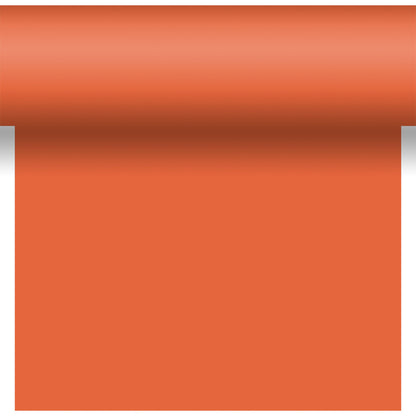Eine Rolle Bio-DC-Tete a Tete 0,4x24m von Duni GmbH in Orange, teilweise nach unten abgerollt auf weißem Hintergrund mit einem Schattenwurf in der Nähe der gewellten Oberkante.