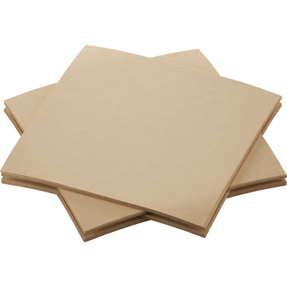 Neljä pinoa Duni GmbH Bio-Dunisoft-Serv. 20x20cm ruskeita, neliönmuotoisia lautasliinoja on aseteltu päällekkäin valkoiselle taustalle. Nämä biohajoavat, ympäristöystävälliset lautasliinat ovat sileitä ja rakenteettomia.