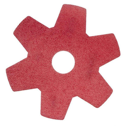 Diversey Deutschland GmbH & Co. OHG:n Twister Hybrid Pad on punainen, kuusisakarainen, hammaspyörän muotoinen alusta, jossa on pyöreä keskireikä kivipintojen kunnostukseen, kuvattuna ylhäältä valkoisella taustalla.