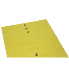 Eine flache gelbe Kunststofffolie, EMIL DEISS KG (GmbH + Co.) DEISS 23005 - 700x1100x0,1 mm gelb (200 Stück), mit Recycling-Symbolen und der Zahl 65 in schwarzer Farbe auf weißem Hintergrund.