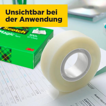 Rulla Scotch® Magic™ Invisible Tape 3M Deutschland GmbH:ltä on asiakirjan päällä, viereen avattu vihreä-keltainen etupakkauslaatikko, jossa on 8 rullaa (19 mm x 33 m). Keltainen banneri sanoo: "Näkymätön käytössä."