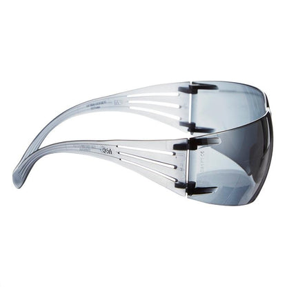 3M™ SecureFit™ suojalasit 200, 3M Deutschland GmbH, sisältävät kirkkaat ja harmaasävyiset ympäröivät linssit, leveät varret ja kehyksettömän muotoilun, esitettynä valkoisella taustalla.