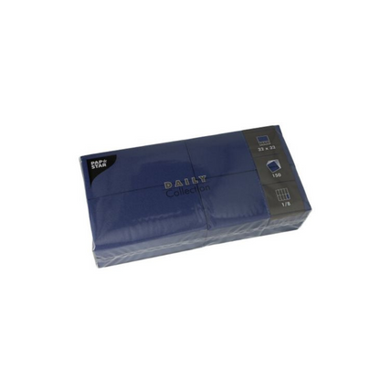 Kuvassa on pakkaus sinisiä paperilautasliinoja "DAILY Collection" PAPSTAR GmbH:ltä. Pakkaus sopii täydellisesti pöytäkoristeluun ja siinä on symboleja, jotka ilmoittavat mitat (32 x 32 cm), määrän (150 kappaletta) ja taittotyypin (1/8). Odota innolla PAPSTAR GmbH:n hyväksi todettuja lautasliinoja.