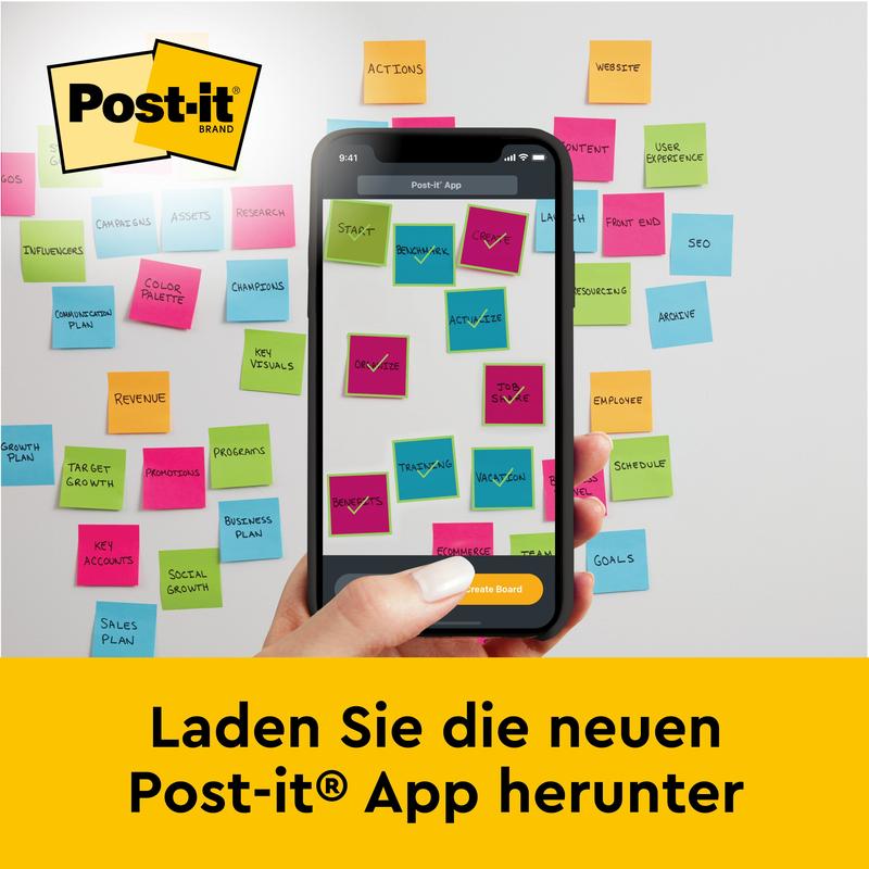 Käsi pitelee älypuhelinta, jossa on avoinna Post-it-sovellus, seinän edessä, joka on täynnä värikkäitä muistilappuja ja 3M Deutschland GmbH:n Post-it® Super Sticky itseliimautuvaa kokous-/fläppitaulua (58,4 x 50,8 cm) - lataa uusi sovellus nyt!