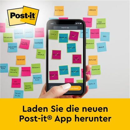Käsi pitelee älypuhelinta, jossa on avoinna Post-it-sovellus, seinän edessä, joka on täynnä värikkäitä muistilappuja ja 3M Deutschland GmbH:n Post-it® Super Sticky itseliimautuvaa kokous-/fläppitaulua (58,4 x 50,8 cm) - lataa uusi sovellus nyt!