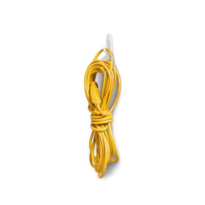 Keltainen jatkojohto roikkuu siististi kierrettynä 3M Deutschland GmbH:n Keskikokoisessa Command™ monikäyttökoukussa M edullispakkauksessa, 17001-2, yksinkertaista valkoista taustaa vasten vahingoittamattomaan kiinnitykseen.