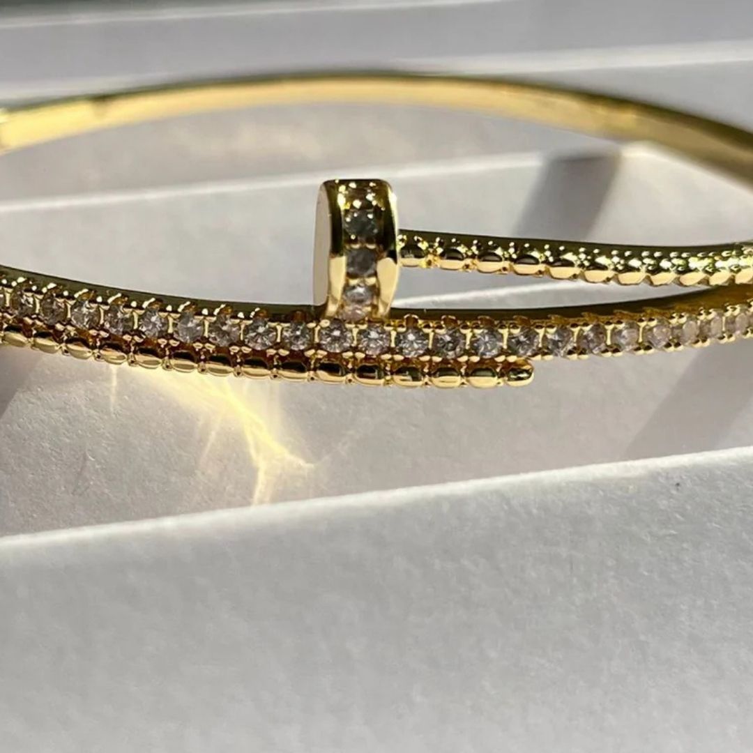 Eine Schokoladen-Sahne-Torte mit wirbelndem Zuckerguss liegt neben einem verschlossenen PAPSTAR GmbH 30x30x13 cm eckig weiß Tortenkarton (10 Stück, mit Deckel); eine Scheibe ist entfernt worden.