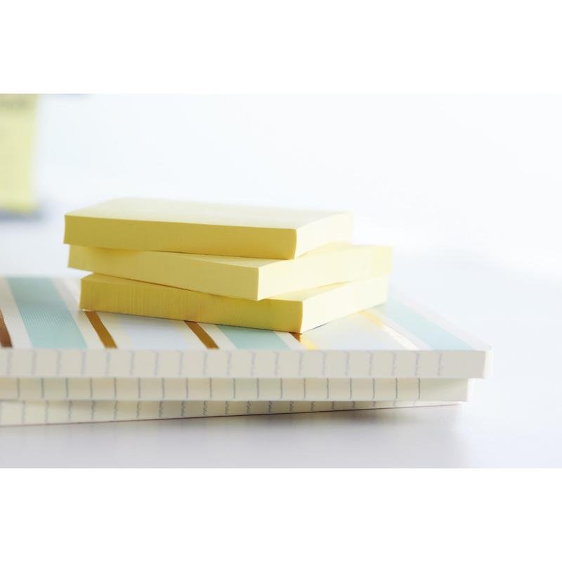 Kolme 3M Deutschland GmbH:n Post-it® Recycling Z-Notes -pinoa (76x76 mm, 100 arkkia/lohko, 100 % PEFC) lepää kahden raidallisen muistikirjan päällä kirkkaassa valossa, jossa on pehmeästi sumea tausta.