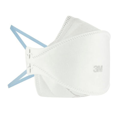 3M™ Aura™ mukavuushiukkasnaamari 9320+ FFP2, ilman venttiiliä, 3M Deutschland GmbH:lta on nähtävissä profiilissa valkoisella taustalla. Valkoinen maski sinisillä nauhoilla näyttää näkyvät saumat ja on suunniteltu suojaussovelluksiin.