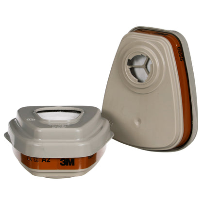 Abgebildet sind zwei beigefarbene 3M™ Filtersatz 6003-1, A2P3 Filterpatronen mit orangefarbenen Etiketten der 3M Deutschland GmbH - eine stehend, eine liegend - zum Schutz gegen organische Dämpfe bei Verwendung mit kompatiblen Atemschutzmasken.