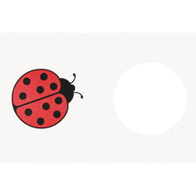 Yksinkertainen punainen leppäkerttu mustilla pisteillä ja tuntosarvilla koristaa Dunicel-ruokalapun vasenta puolta 40x60 cm, leppäkerttudesign Duni GmbH:lta. Oikealla puolella on suuri valkoinen ympyrä. Pakkauksessa on 50 kappaletta - ihanteellinen juhliin.