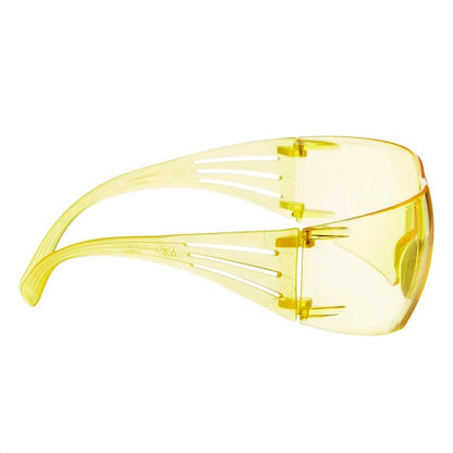 3M™ SecureFit™ suojalasit 200, 3M Deutschland GmbH, erottuvat keltaisilla ympäröivillä linsseillä ja tuuletetuilla sivuvarsilla valkoisella pohjalla.