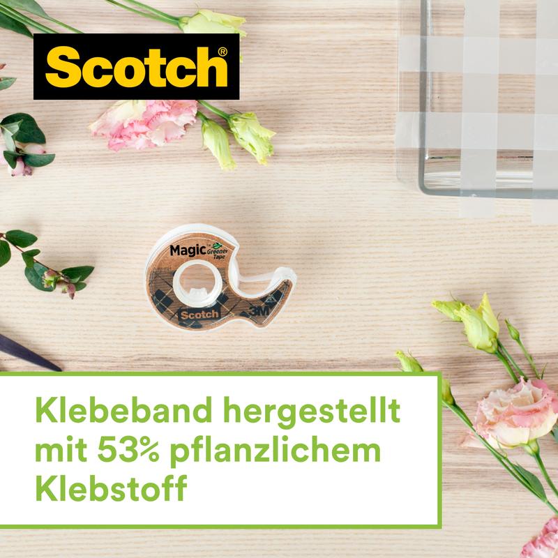 Hopeinen Scotch™ ruostumattomasta teräksestä valmistettu teippiteline, jossa on kaksi rullaa Scotch® Magic™ teippiä (valmistettu 66% kasvipohjaisesta liimasta, 19 mm x 13,9 m) 3M Deutschland GmbH:lta seisoo vaalealla puulla vaaleanpunaisten ja keltaisten kukkien vieressä.
