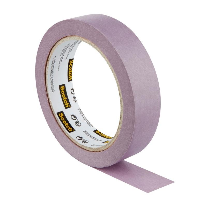 Yksi rulla 3M Scotch® maalarinteippiä herkille pinnoille (24 mm x 41 m) liimapinta alaspäin, osittain avattuna, valkoisella alustalla. 100% PEFC, 1 rulla/pakkaus.