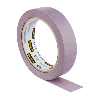 Yksi rulla 3M Scotch® maalarinteippiä herkille pinnoille (24 mm x 41 m) liimapinta alaspäin, osittain avattuna, valkoisella alustalla. 100% PEFC, 1 rulla/pakkaus.