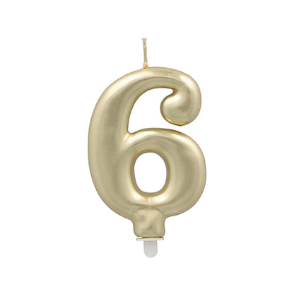 Die PAPSTAR GmbH Zahlenkerze mit Halter 7 cm "gold" ist eine goldene Zahlenkerze mit weißem Docht und Sockel, die sich perfekt für jede Geburtstagstorte eignet.