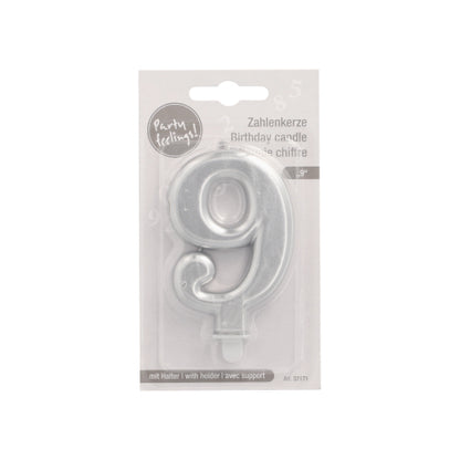 Die PAPSTAR GmbH Zahlenkerze mit Halter 7 cm "silber" ist eine silberne Zahlenkerze in Kunststoffverpackung mit mehrsprachigem Text und einem Ausschnitt zum Aufhängen, perfekt als festliche Geburtstagskerze.