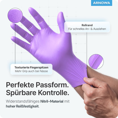 Kädessä on ARNOMED NITRIL LAVENDER VIOLET kertakäyttöhanska, joka on valmistettu violettisesta nitriilistä ARNOWA GmbH:ltä. Teksti osoittaa rakenteelliset sormenpäät, kierretyn rannekkeen ja mukavan istuvuuden. Saksalainen teksti kertoo, että ne ovat puuterittomia, erityisen pitäväotteisia ja repeämättömiä. ARNOWA-logo oikeassa yläkulmassa.