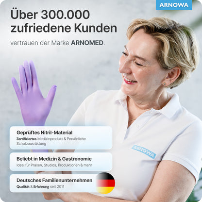 Hymyilevä nainen valkoisessa paidassa ja ARNOMED NITRIL LAVENDER VIOLET kertakäyttöhanskoissa ARNOWA GmbH:ltä seisoo tekstin vieressä, joka kertoo tyytyväisistä asiakkaista, sertifioiduista puuterittomista lääkinnällisistä hanskoista, käytöstä lääketieteessä & gastronomiassa ja saksalaisesta yrityslaadusta.