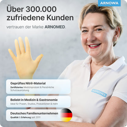 Hymyilevä nainen valkoisessa poolopaidassa ja sinisissä hanskoissa esittelee ARNOMED NITRIL SUNFLOWER YELLOW kertakäyttöhanskoja ARNOWA GmbH:ltä - sertifioitu, lateksiton, ihanteellinen lääketieteeseen ja gastronomiaan ja saksalaiselta yritykseltä.
