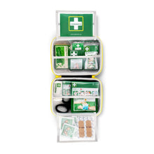 Der Erste-Hilfe-Kasten MEDIUM von Orkla Wound Care AB bietet in einem kompakten Soft-Etui beschriftete Fächer mit Verbänden, Beatmungsmaske, Schere, Wundreiniger, Brandgel und Pflastern - übersichtlich organisiert.