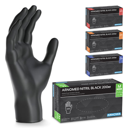Musta ARNOMED NITRIL BLACK 200 -kappaleen nitriilikäsine ARNOWA GmbH:lta seisoo pystyssä neljän pakatun 200-kappaleen säästöpakkauksen vieressä punaisena (S), oranssina (L), sinisenä (XL) ja vihreänä (M) - lateksiton ja puuteriton.