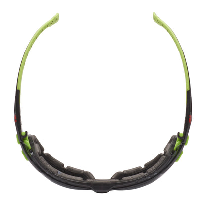 Die 3M™ Solus™ Schutzbrille 1000 von 3M Deutschland GmbH mit grün/schwarzem Rahmen, grauem Glas und aufsteckbarer Schaumstoffdichtung bietet durch Scotchgard™ Antibeschlag-Beschichtung optimalen Augenschutz.