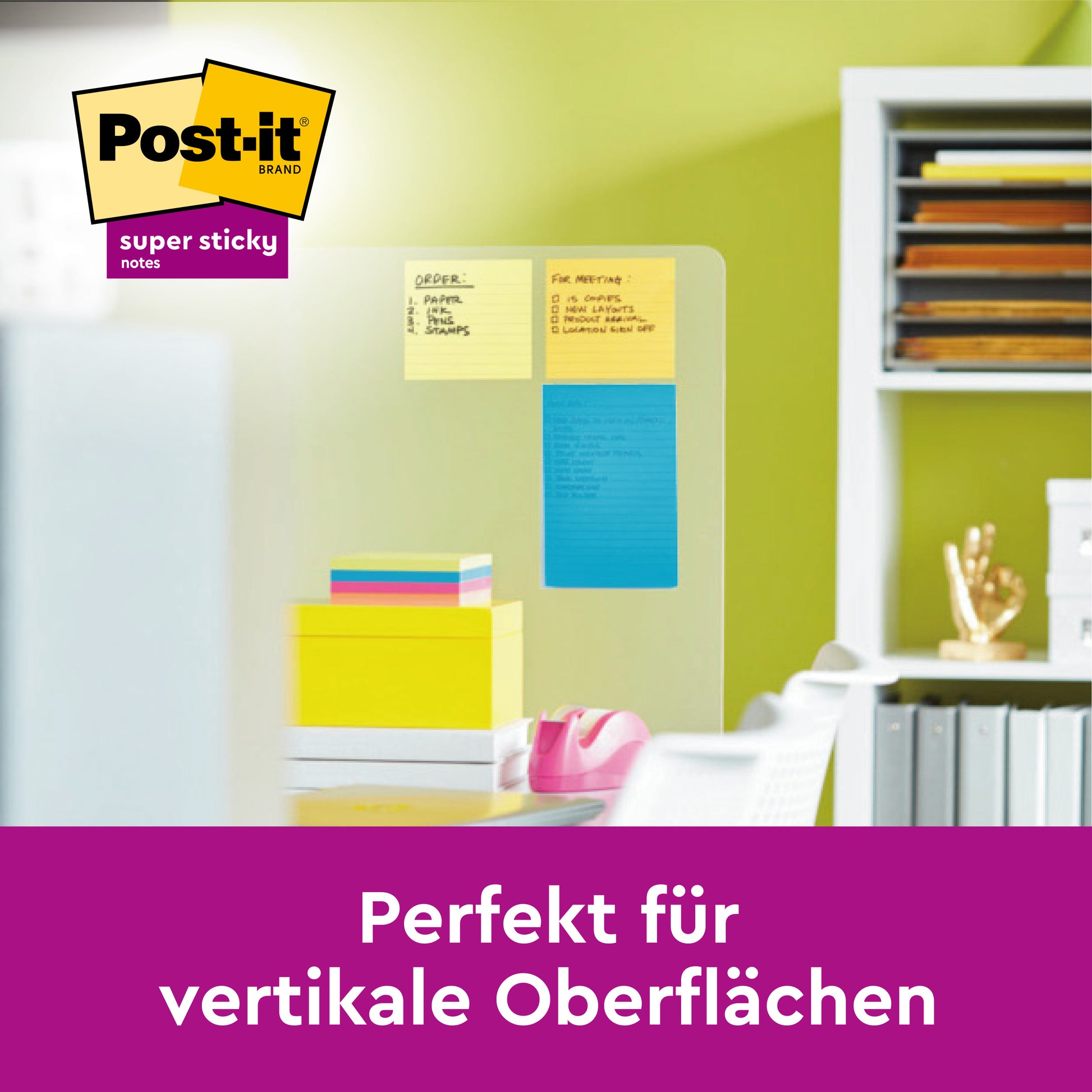 Eine Glastafel zeigt 3M Post-it® Super Sticky Notes im Großformat (101 x 101 mm, 90 Blatt, 100% PEFC) in den Farben Gelb, Orange und Blau. Dahinter befinden sich Büroregale. Der Text darunter lautet: "Perfekt für vertikale Oberflächen.
