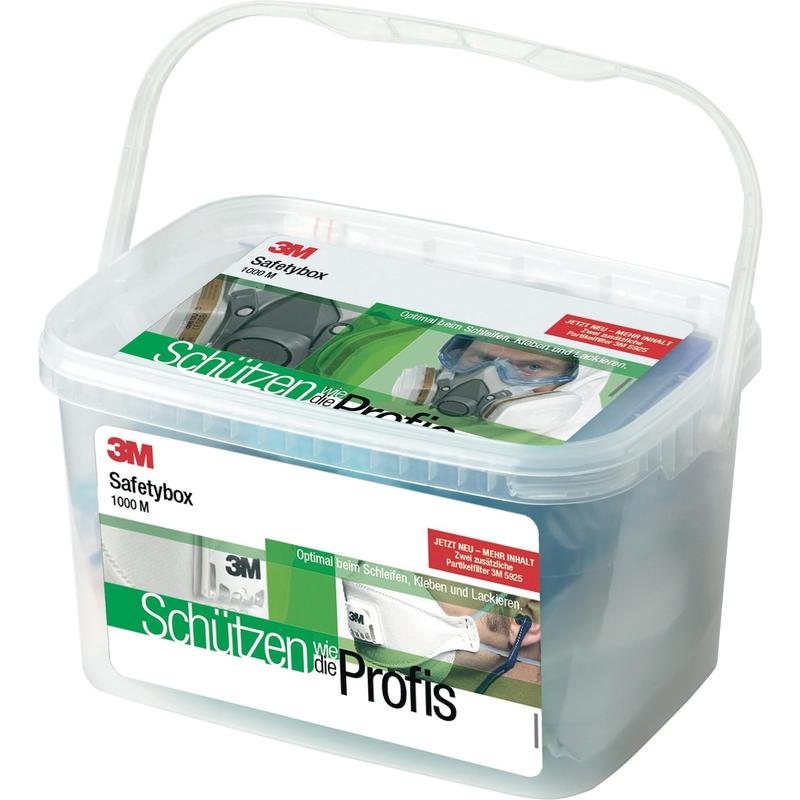 Transparente Kunststoffbox mit Deckel und Tragegriff, gefüllt mit Zubehör und Etikett, auf hellem Hintergrund dargestellt.