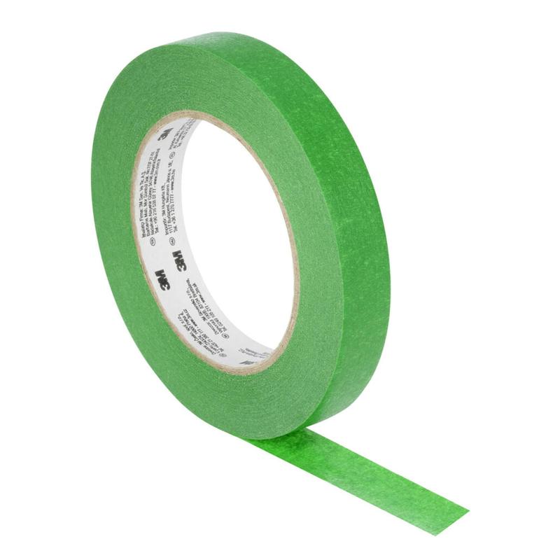 Grüne Klebebandrolle mit matter Oberfläche und abgerolltem Bandstück, freigestellt auf hellem Hintergrund dargestellt.
