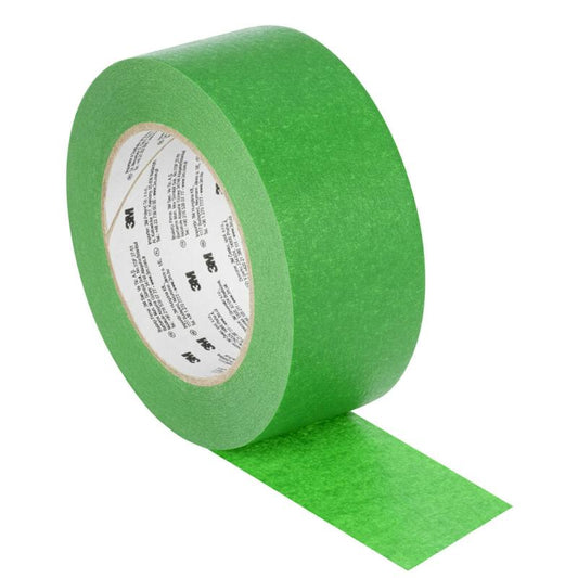 Grüne Klebebandrolle mit matter Oberfläche und abgerolltem Bandstück, freigestellt auf hellem Hintergrund dargestellt.