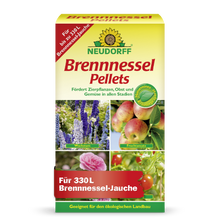 Neudorff Shop Brennnessel Pellets on tehokas kasvien vahvistusaine, joka tarjoaa 330 L nokkoskäyttölietteen koristekasvien, hedelmien ja vihannesten kasvun tukemiseen. Pakkaus näyttää kuvia kukista, hedelmistä ja vihanneksista.