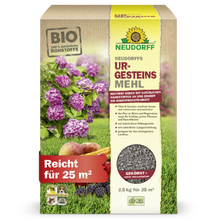 Neudorffin kaupasta peräisin olevan Neudorffs UrgesteinsMehl -laatikko seisoo pystyssä ja esittelee kuvia hortensioista, omenoista ja ruohosta. 2,5 kg pakkaus riittää 25 m²:lle ja sen tarkoitus on parantaa maaperän hedelmällisyyttä.