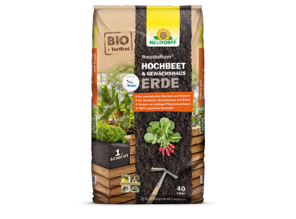 40 litran NeudoHum Hochbeet & GewächshausErde -säkki Neudorff Shopista, humuspitoista kasvualustaa kohopenkkeihin ja kasvihuoneisiin, pakkauksessa on vihanneksia, yrttejä ja kohopenkki.
