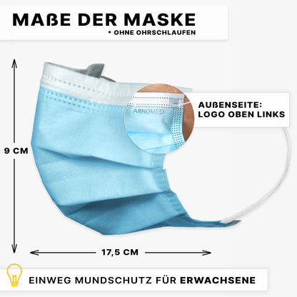 Blauer ARNOMED MUNDSCHUTZ TYP IIR OP-Mundschutz mit Gummibändern Typ IIR der ARNOWA GmbH, im Profil mit weißen Ohrschlaufen; Maße 9 cm x 17,5 cm. Der Einsatz zeigt die Außenseite mit dem Logo oben links. Geeignet für Erwachsene.