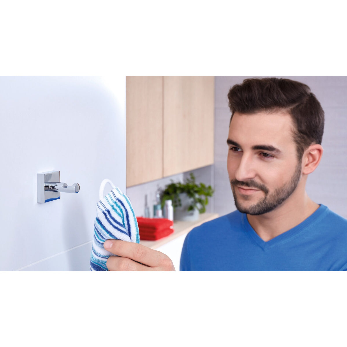 tesa EKKRO Handtuchhaken, verchromt, inkl. Klebelösung – Anwendung