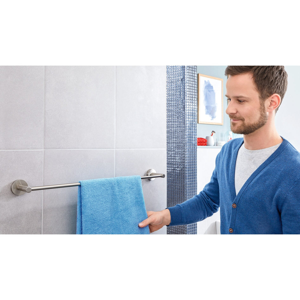 tesa Nooblesse Handtuchhalter 600cm, Edelstahloptik, inkl. Klebelösung – Anwendung