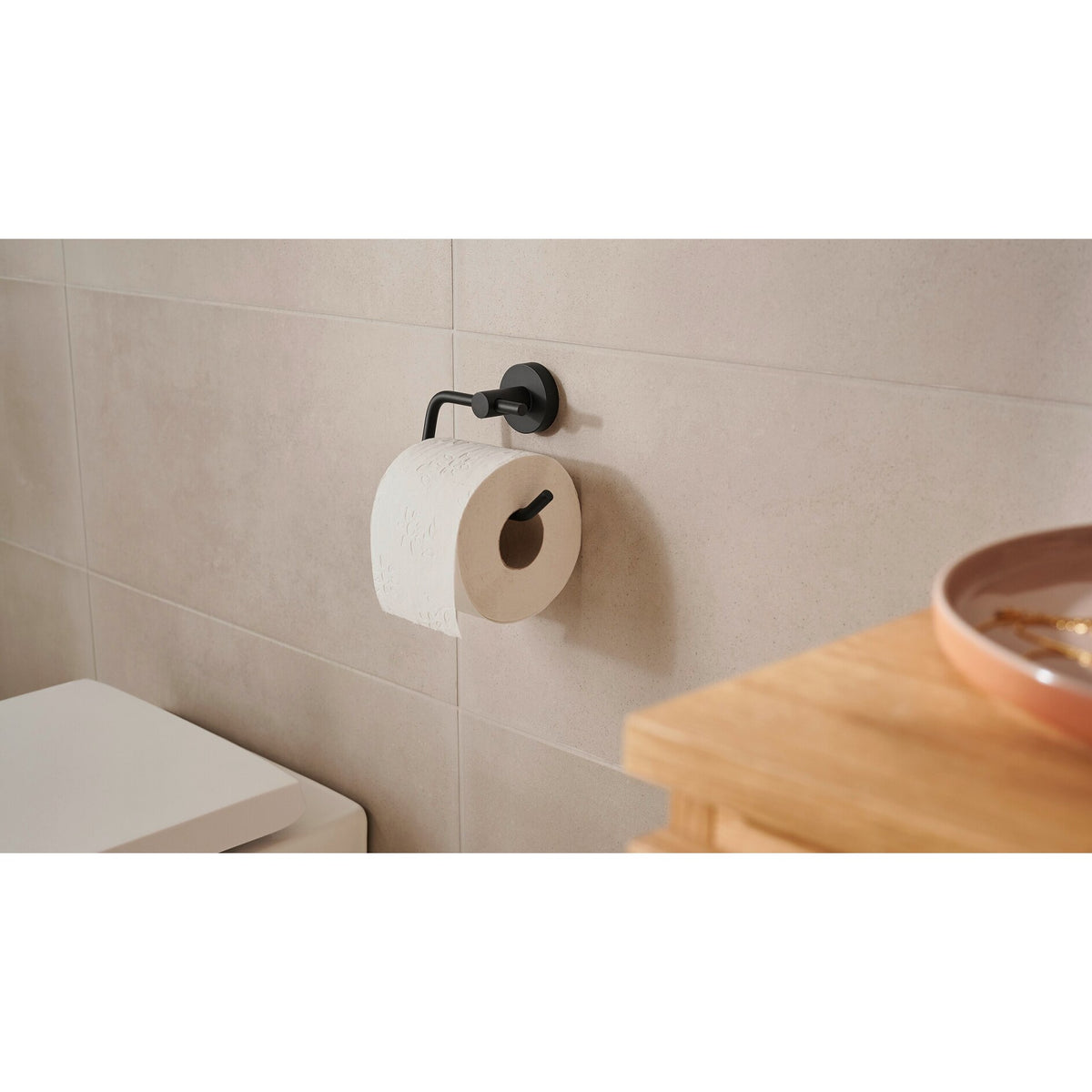 tesa MOON BLACK Toilettenpapierhalter, schwarz matt, inkl. Klebelösung – Anwendung
