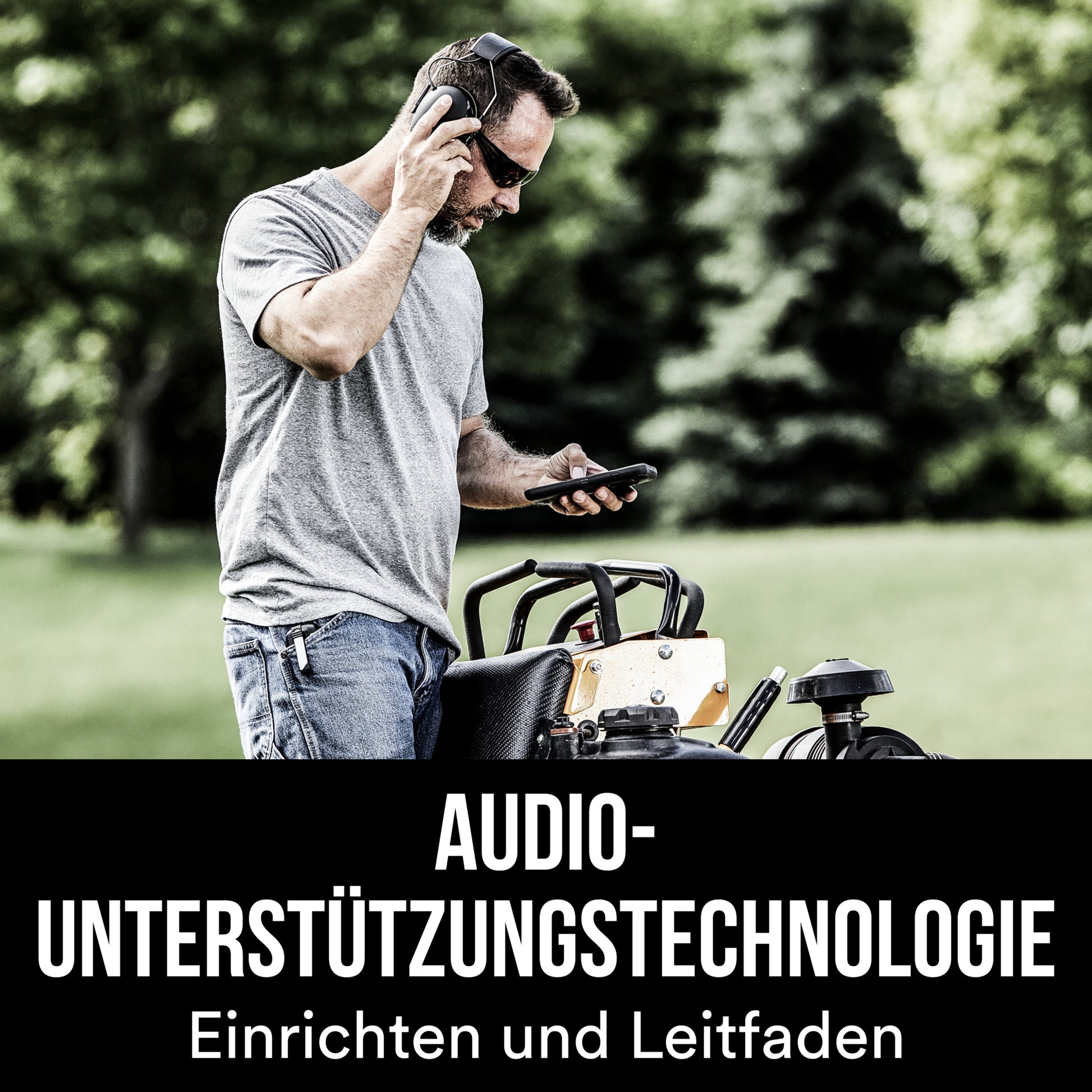 Ein Mann im Freien stellt seinen 3M™ WorkTunes™ Connect Kapselgehörschutz 90543E Kopfhörer (SNR 31 dB, Bluetooth®, Schwarz, 1 Stück) von 3M Deutschland GmbH ein, während er ein Smartphone hält. Text: "Audio-Unterstützungstechnologie Einrichten und Leitfaden.