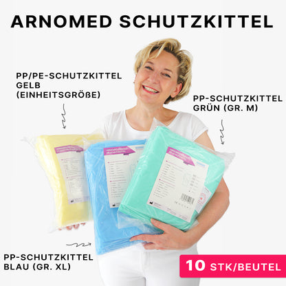 Hymyilevä henkilö pitää kolmea pakattua ARNOMED PROTECT PP-SCHUTZKITTEL kertakäyttöistä suojatakkia PP-kuitukankaasta ARNOWA GmbH:lta - keltainen (yksi koko), sininen (XL) ja vihreä (M); jokaisessa pakkauksessa on 10 kappaletta.