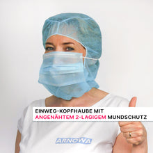 Eine Person, die einen blauen ARNOMED COVER PP-ASTROHAUBE MIT 2-LAGIGEM MUNDSCHUTZ der ARNOWA GmbH trägt, zeigt den Daumen nach oben. Deutscher Text beschreibt die Einweg-Astrohaube mit zweilagiger Maske. Das ARNOWA-Logo ist sichtbar.