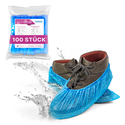 Ruskeat kengät suojataan ARNOWA GmbH:n ARNOMED CPE kenkäsuojuksilla, jotka ovat vedenpitäviä ja kertakäyttöisiä, roiskeilta. Taustalla on "Pussi (100 kappaletta)" lisää sinisiä kenkäsuojuksia.